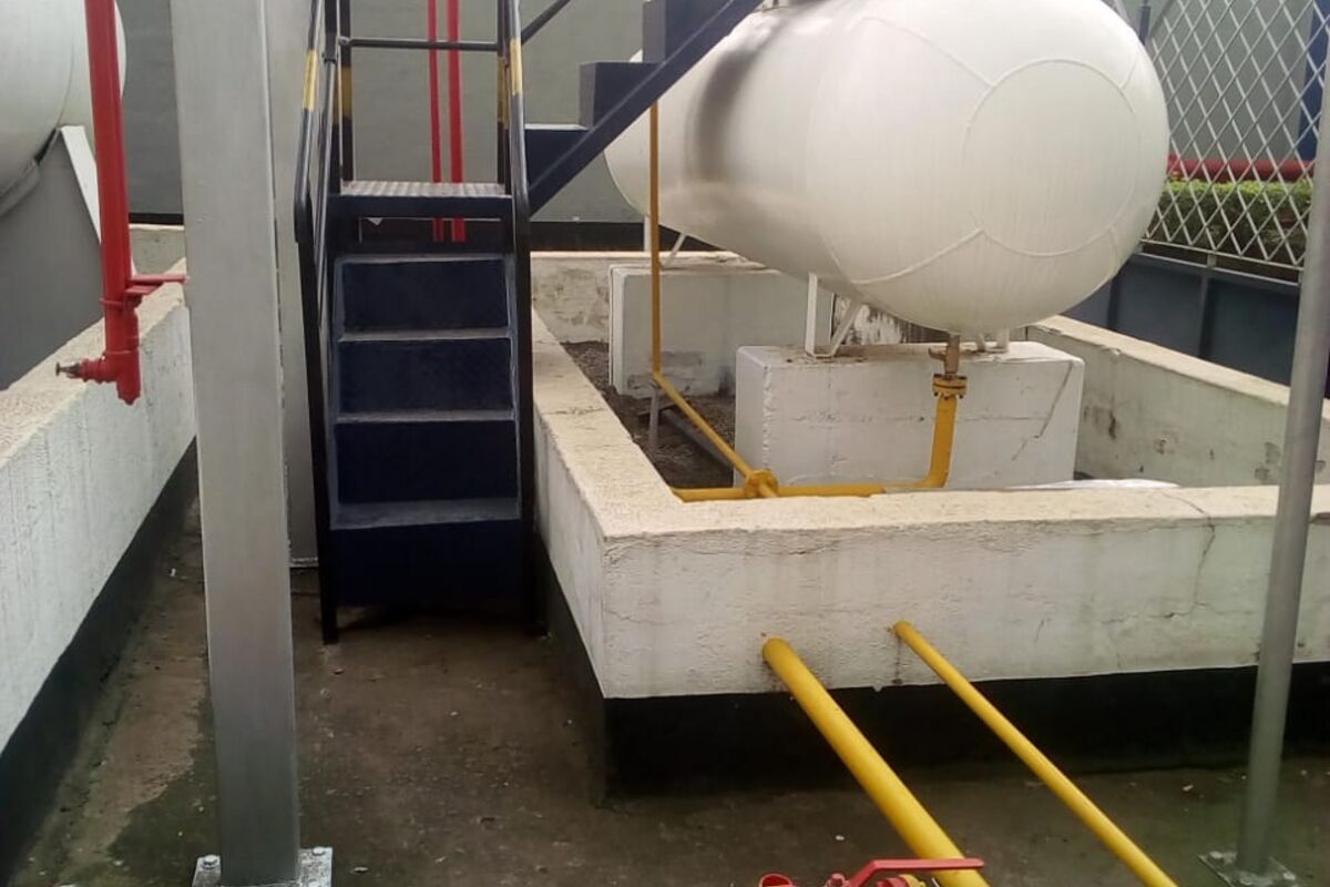 Laboratory equipment installation